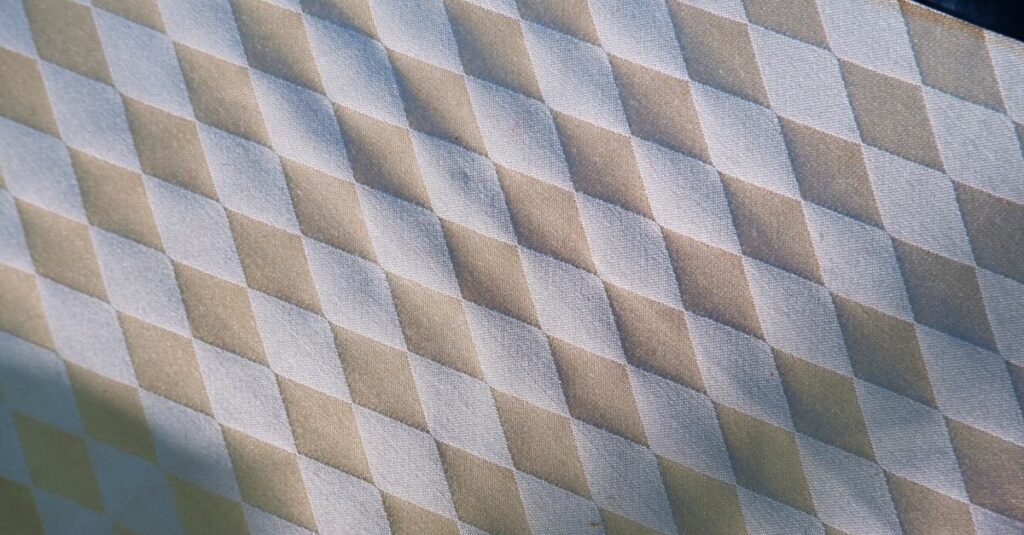 Tessuti sacri con motivo geometrico studiato per casule e paramenti liturgici.