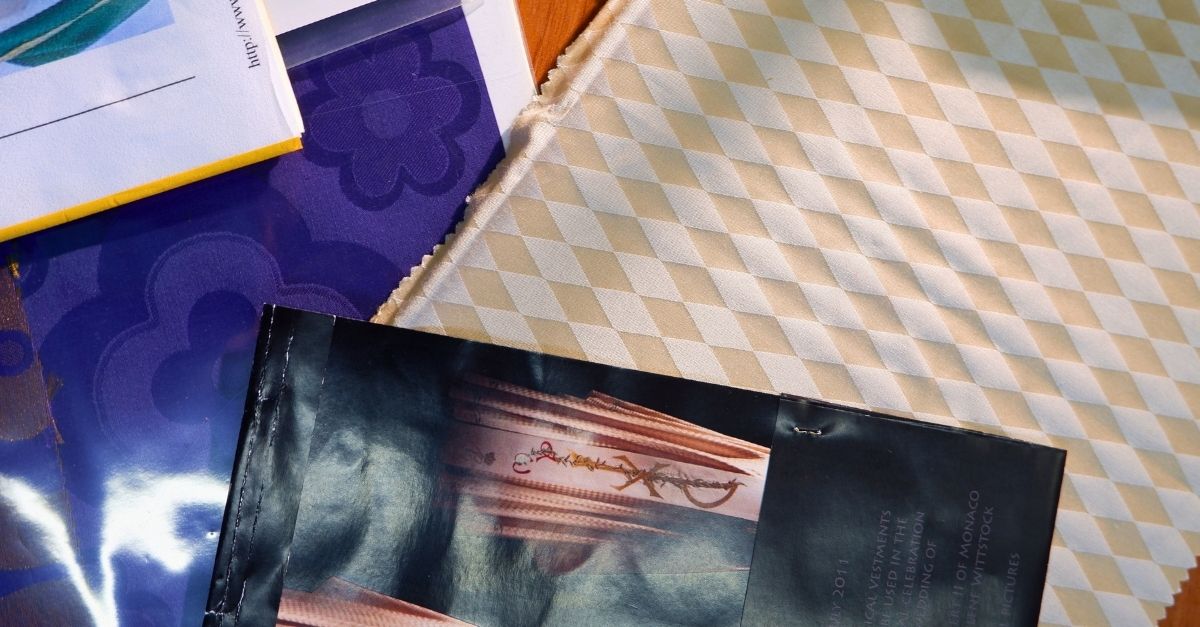 Tessuti sacri con disegni geometrici e finissaggi, campioni e materiali di ricerca del Lanificio Giannetti Piero.